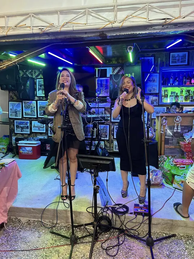 Live music at the resort at night
