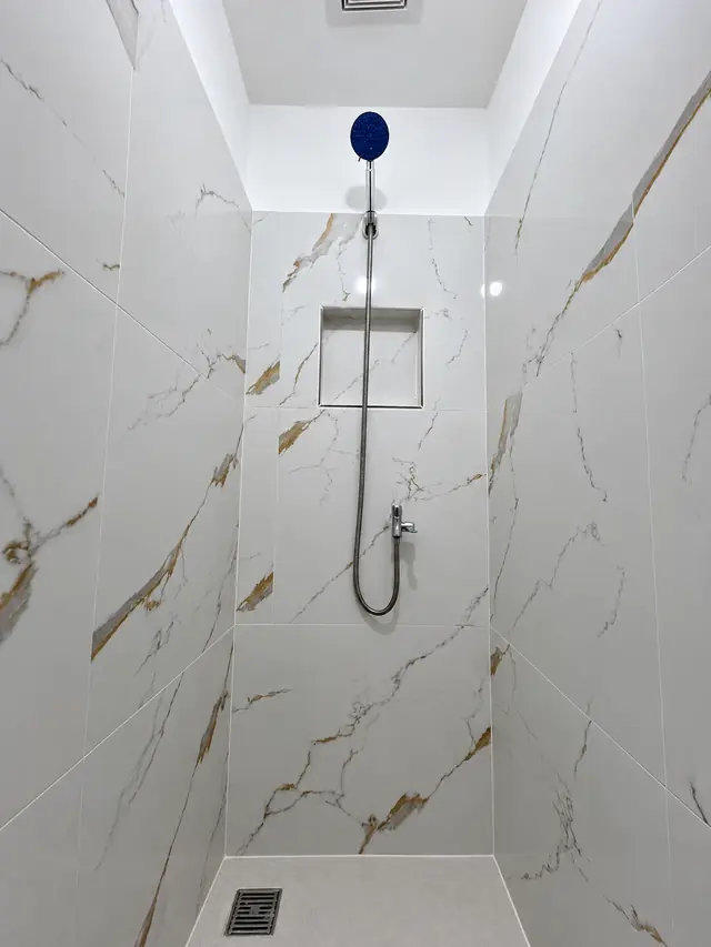 Marble-tiled common shower room