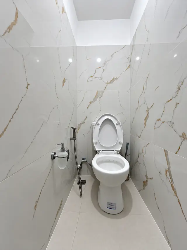 Marble-tiled common toilet